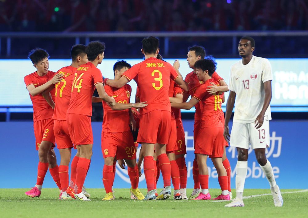 打破“魔咒” 中国男足亚运队击败卡塔尔队晋级八强