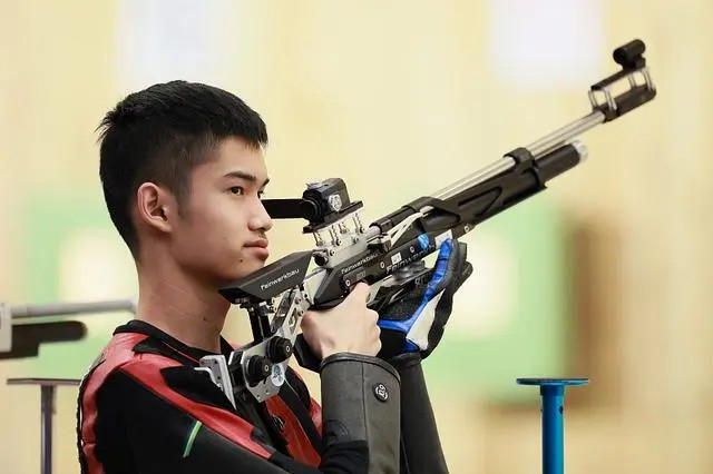 杭州亚运会首个世界纪录诞生18岁盛李豪男子10米气步枪夺冠