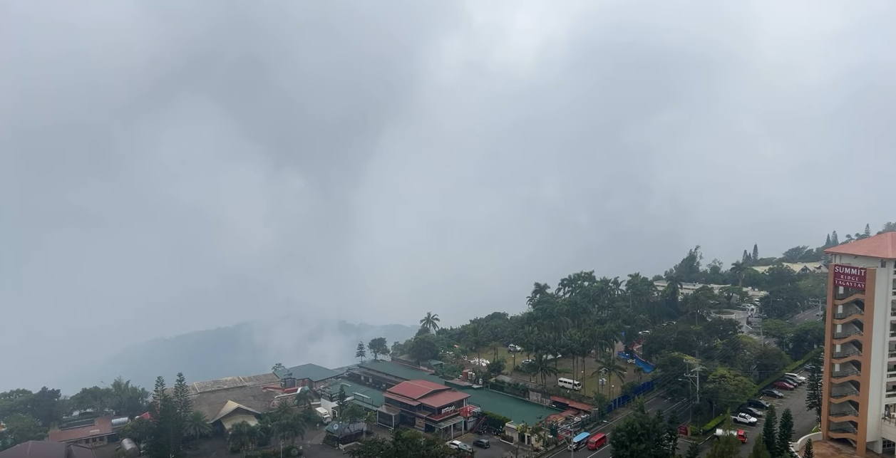 菲首都附近火山喷出烟雾 数十人身体不适多地停课