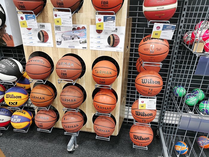 定价60欧、80欧的其他品牌篮球和定价25欧、30欧和45欧的TARMAK篮球摆放在一起。
（图片来源：界面新闻/覃思悦）