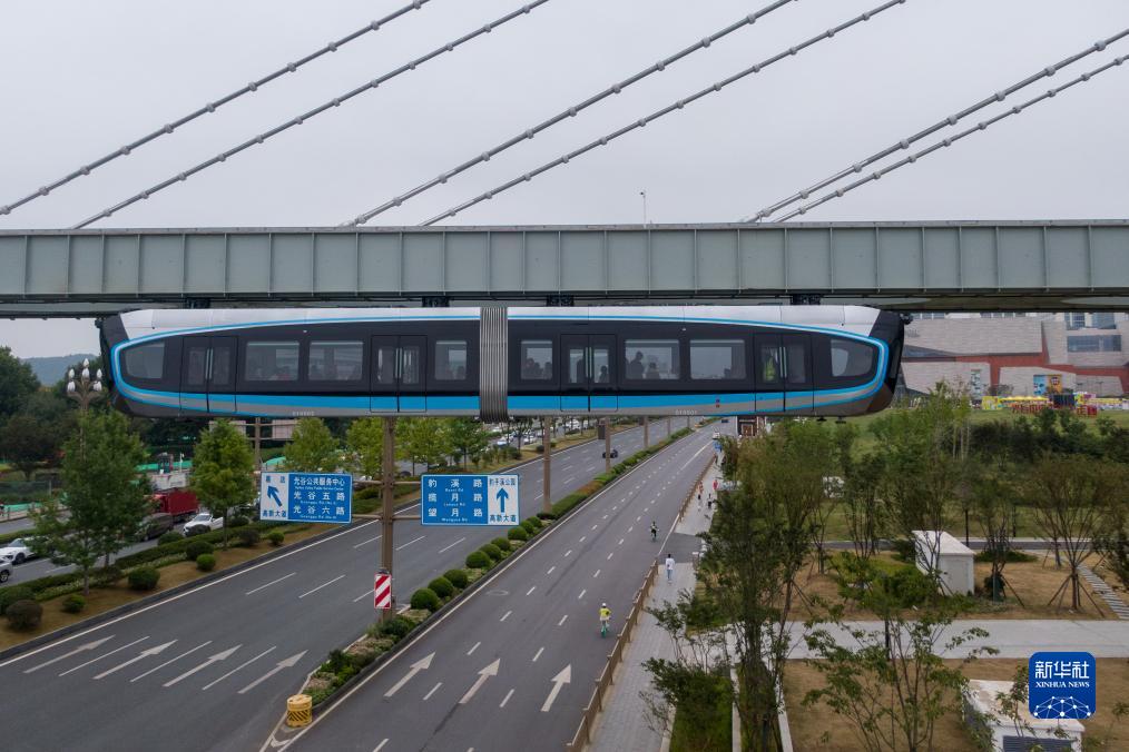 中国首条空轨线路在武汉开通运营 兼具通勤和观光功能