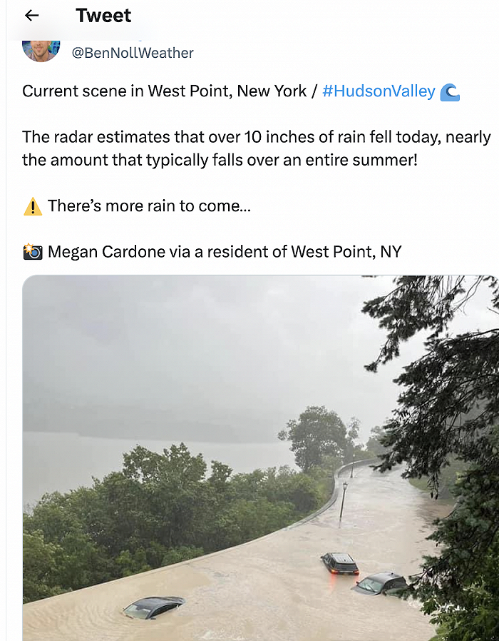 推特网友分享周一美国西点军校附近遭遇暴雨袭击图片。