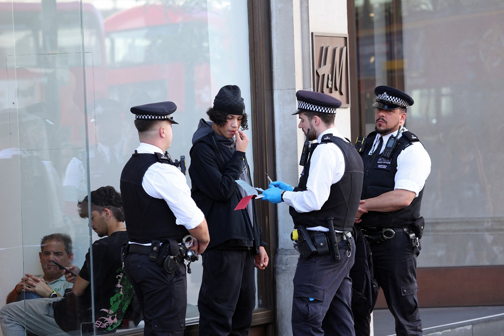 抗议枪杀非裔警员被诉 伦敦警察拒持枪执勤 