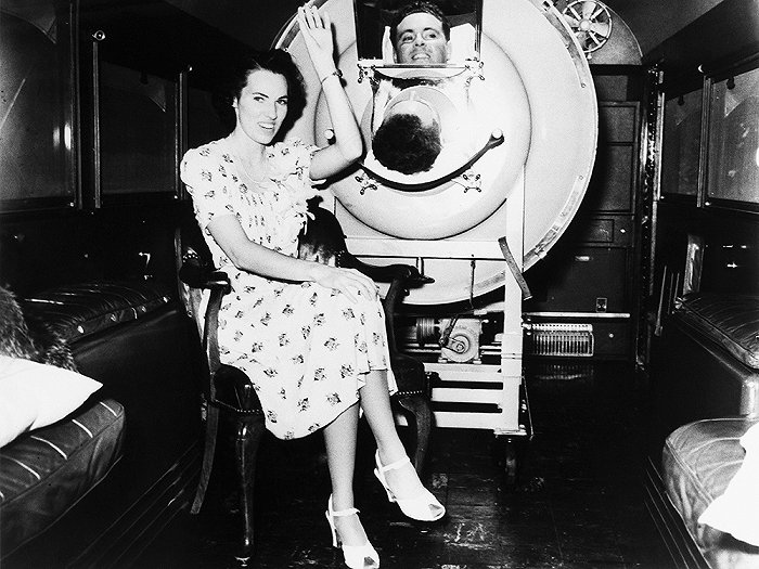 1939年10月8日，“铁肺”里的小儿麻痹症患者Fred Snite和他的妻子Theresa Larkin。（图片来源：视觉中国）