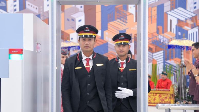 中国高铁出海第一单落地 印尼总统宣布雅万高铁启用
