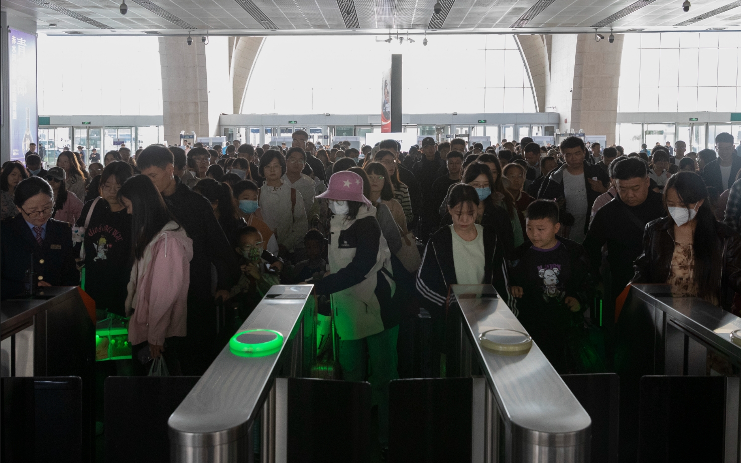 中国铁路客流保持高位运行  3日预计发送旅客1635万人次