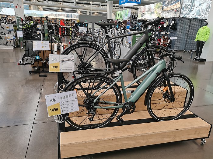 在法国当地的BTWIN门店里，单价超过1000欧元（约8000元人民币）的自行车产品并不少见。
（图片来源：界面新闻/覃思悦）