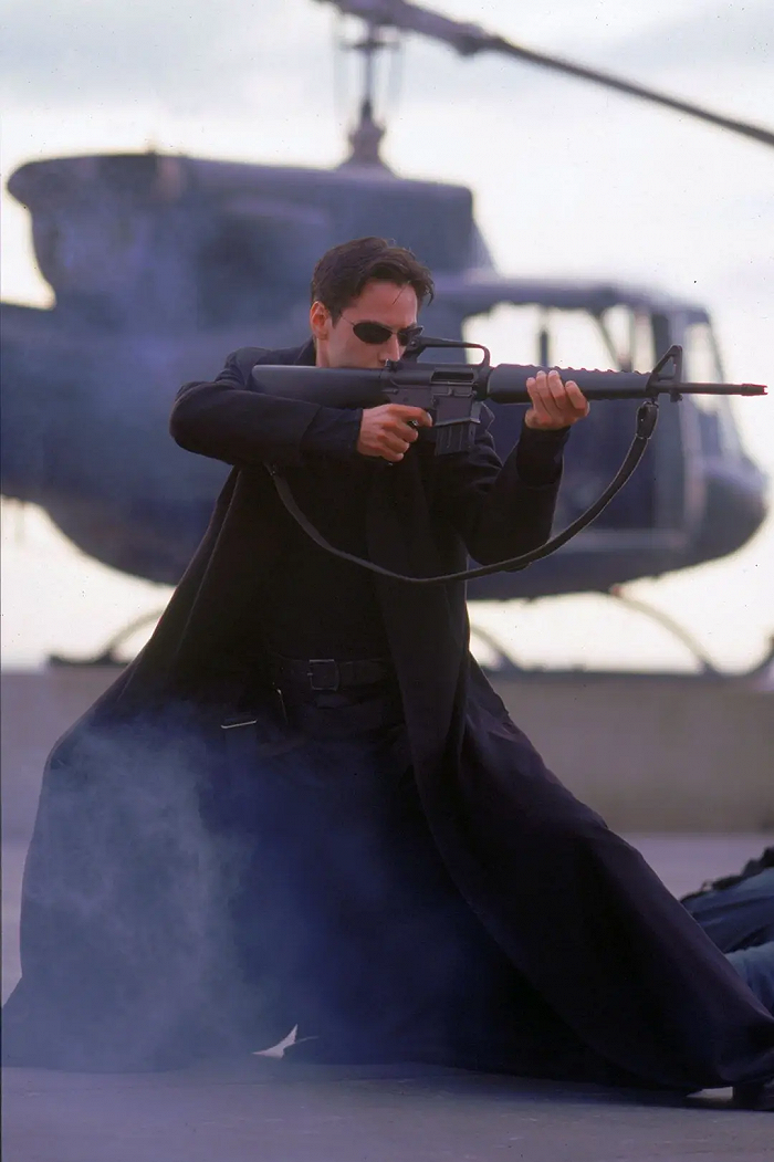 1999上映好莱坞动作科幻电影《黑客帝国》，袁和平和林迪安担任该片动作指导
