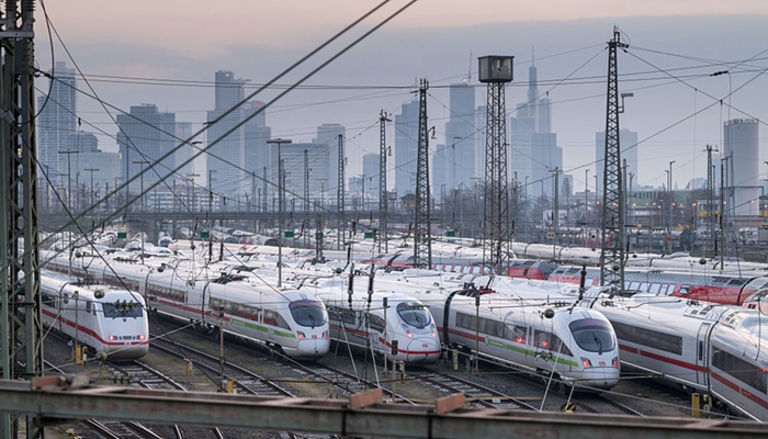 2024年3月7日，德国国家铁路运营商德国联邦铁路公司的高速ICE客运列车停在法兰克福中央火车站。图片来源：视觉中国