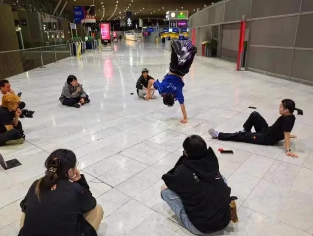 霹雳舞中国国家队回国遇航班延误 机场就地训练争分夺秒