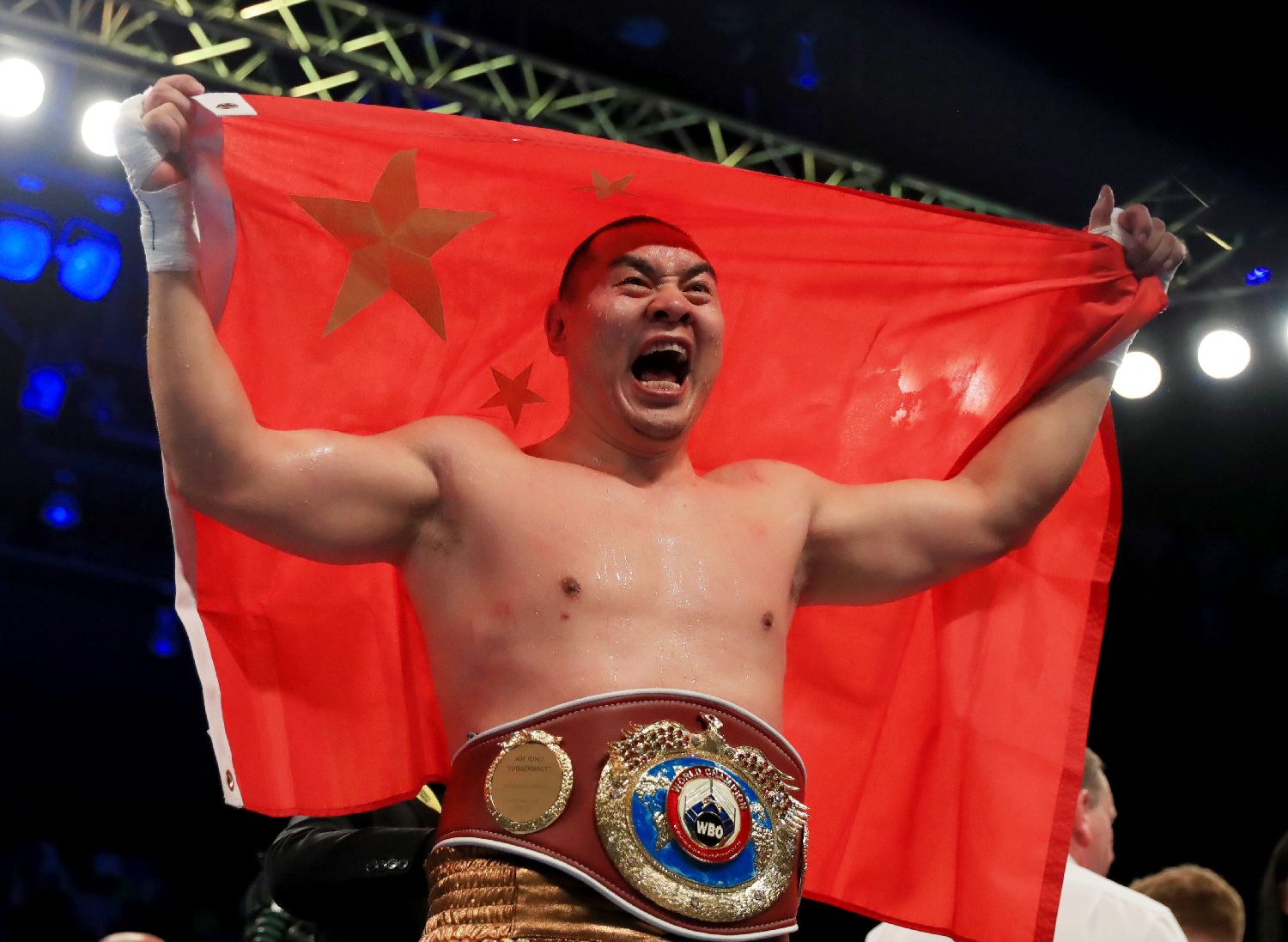 中国拳王张志磊再次完成KO 卫冕重量级过渡拳王金腰带